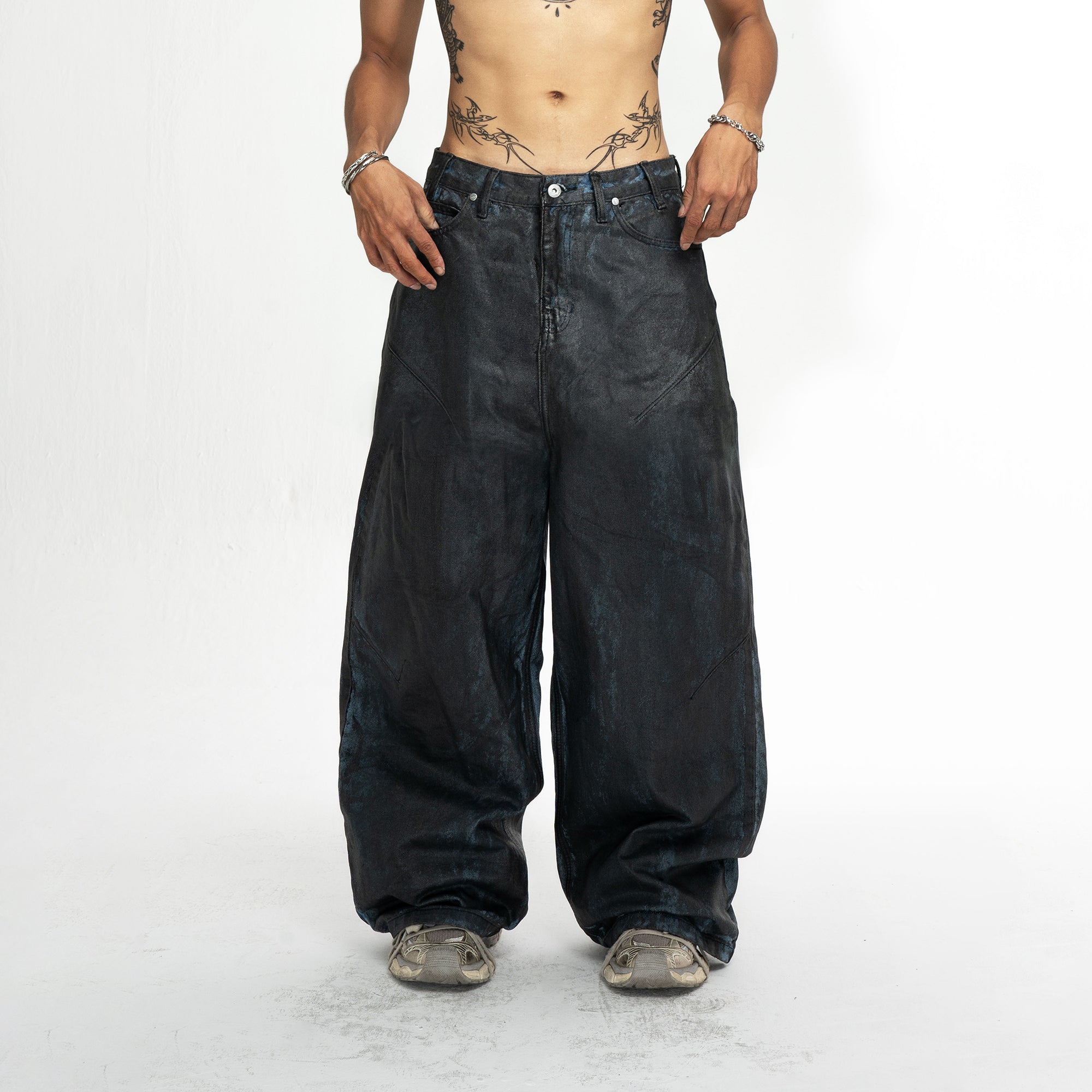 COATED SUPER BAGGY JEANS