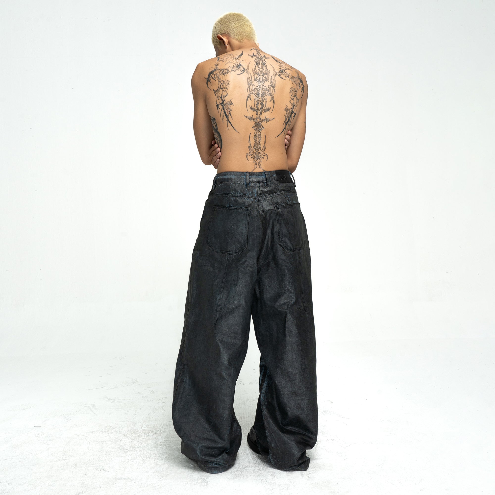 COATED SUPER BAGGY JEANS