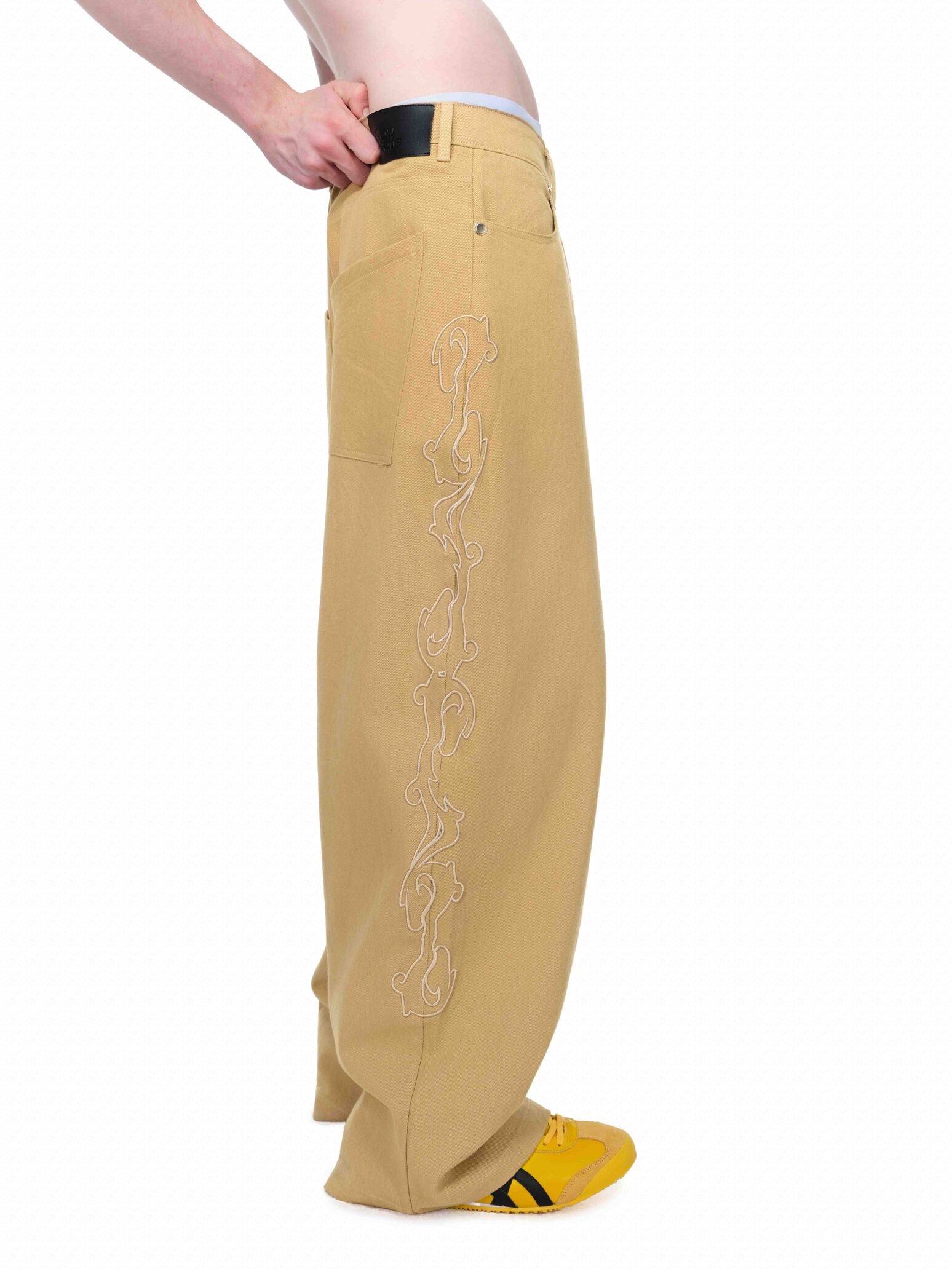 EMBROIDERED KHAKI PANTS ĐEN/BE